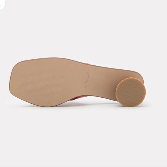 SHEKUDO
Alesandra patch mule gently used US 10
$360
Color
Red - Picture 16 of 17